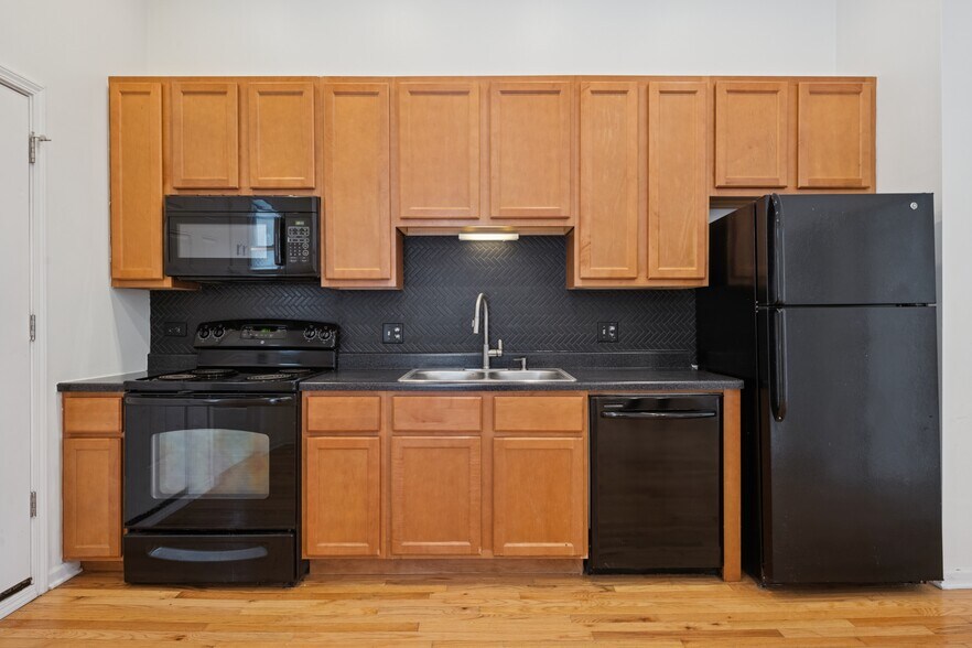 Building Photo - 2712 W North Ave