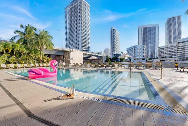 Building Photo - 2602 E Hallandale Beach Blvd
