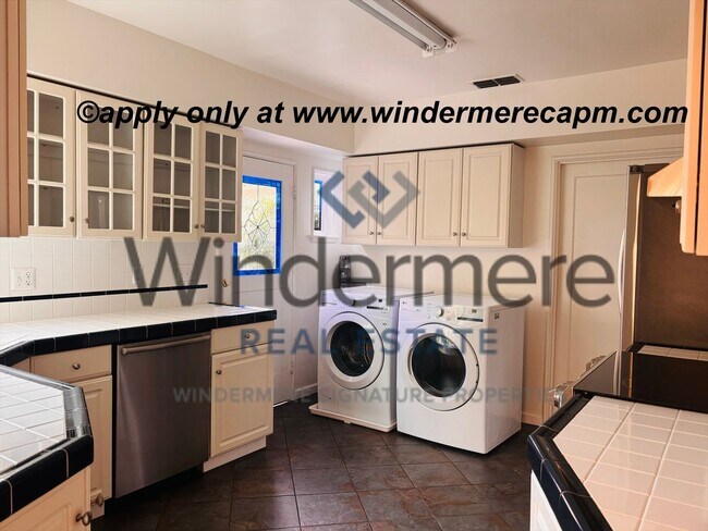 Building Photo - Charming Upper Land Park Home with Vintage...