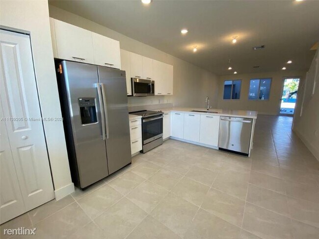 Primary Photo - 10250 NW 66th St