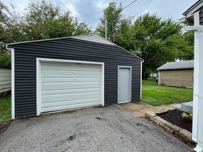 Building Photo - Spacious 2-Bedroom Home!