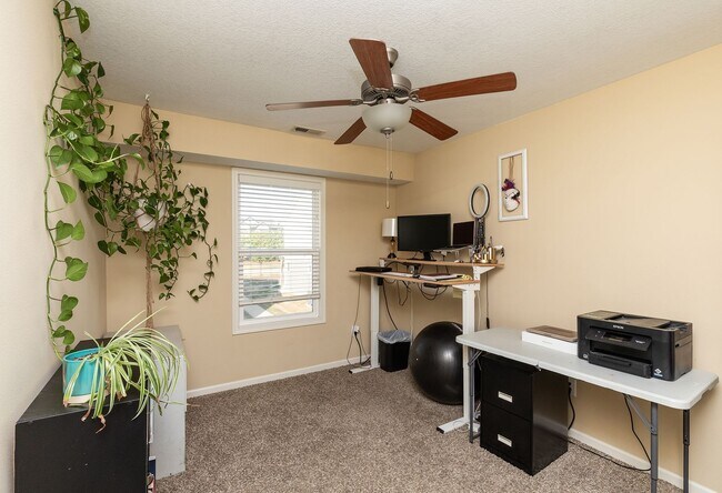 Building Photo - END UNIT!!  3 Bedroom, 2.5 Bathroom Townhome in West Des Moines!