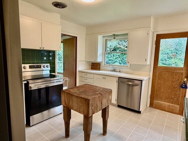 Building Photo - 2021 Taft Ave