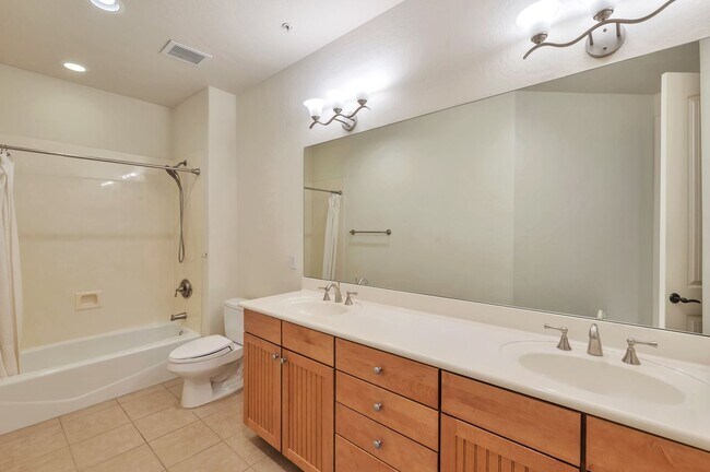Building Photo - Beautiful 2-Bedroom Condo in Prime Scottsd...