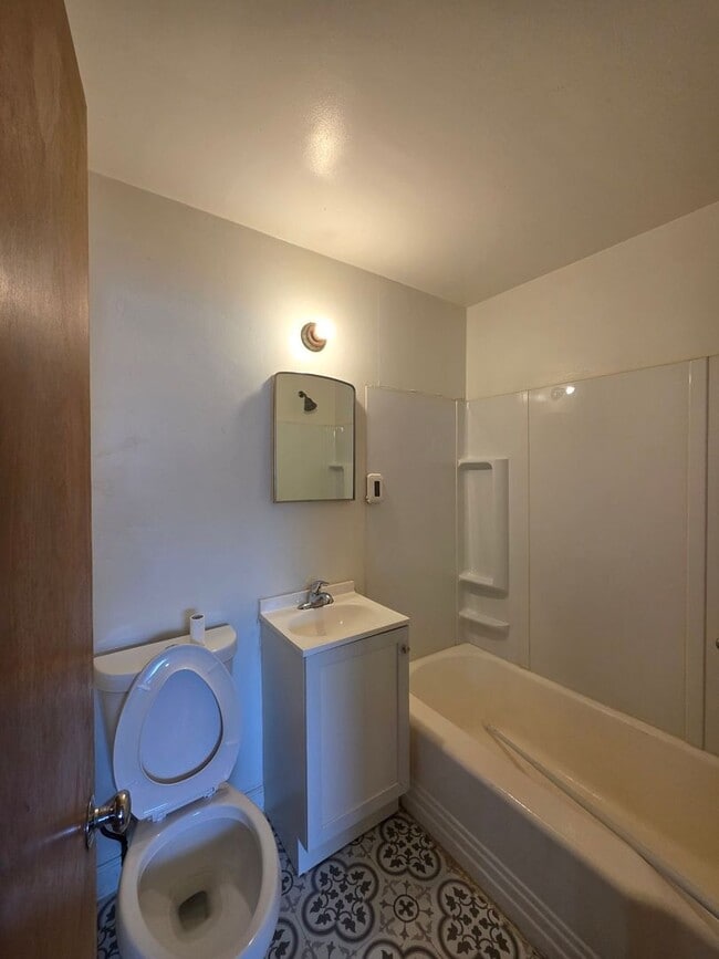 Building Photo - 433-435 S Van Buren Street