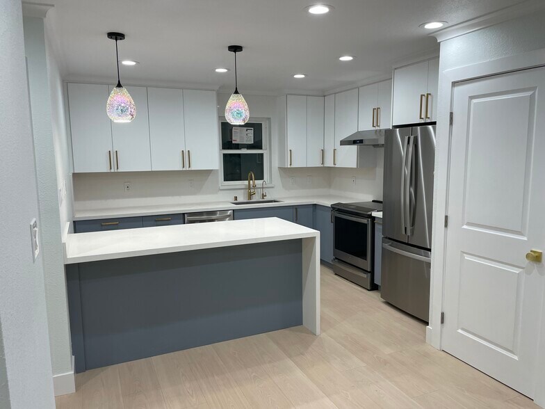 Building Photo - 1279 Las Palmas Dr