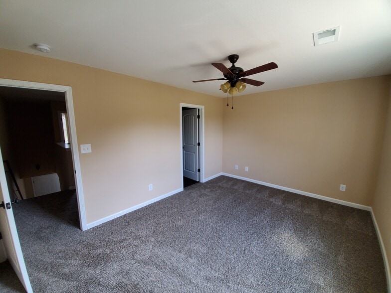 Building Photo - 153 Center Pointe Dr
