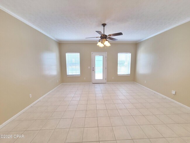 Building Photo - 4008 Crescent Dr