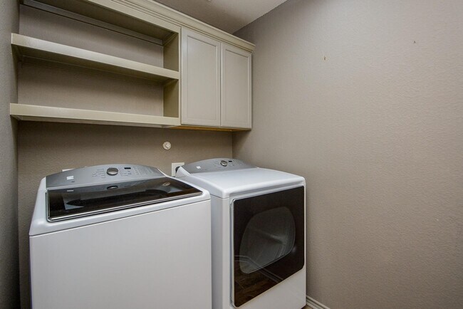 Building Photo - 28602 Lockeridge Farms Dr