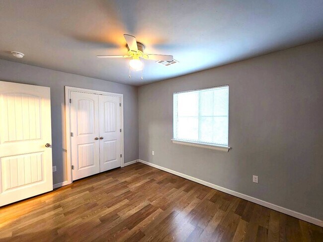 Building Photo - Campbell St Duplex