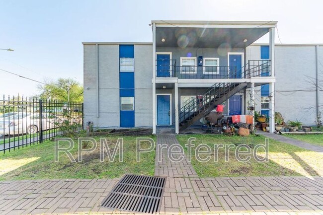 Building Photo - 1800 N Wayside Dr