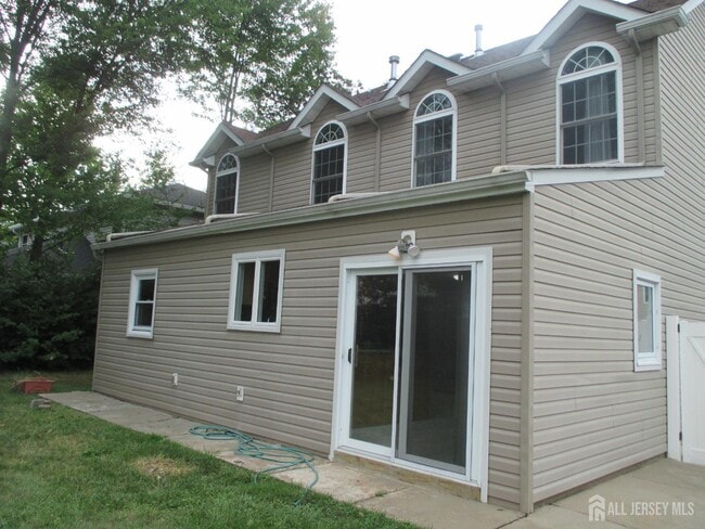 Building Photo - 14 New Dover Rd