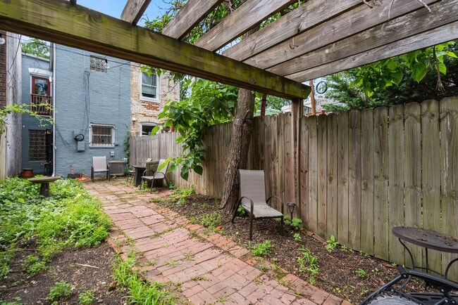 Building Photo - Charming Row Home | 2 Bed | 1 Bath | 950 Sf | Fenced Backyard | 2 Surface Parking Spaces