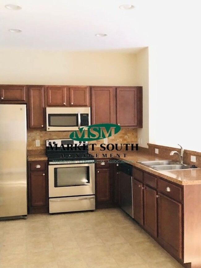 Building Photo - Live Oak Townhomes ~ Richmond Hill