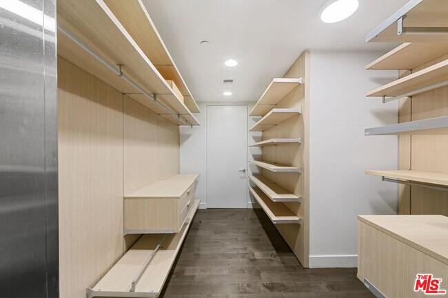 Building Photo - 443 N Palm Dr