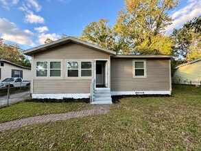 Building Photo - Renovated 3/2 Single Family Home Available Now!