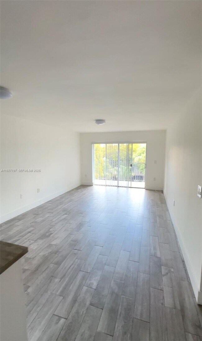 Building Photo - 1595 NE 135th St