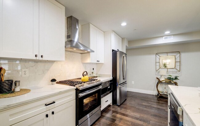 Building Photo - Large 3 Bed/ 2 Bath Condo in Petworth w/ S...