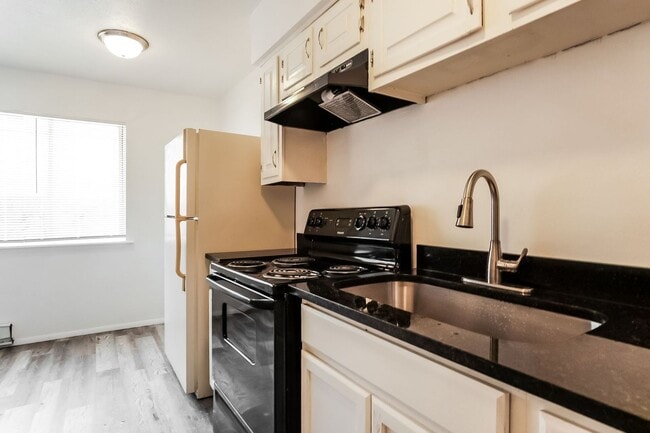 Building Photo - 33rd W Ave Apartments (A)