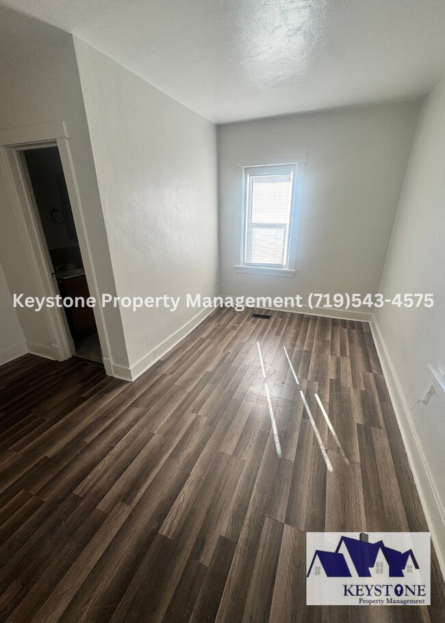 Building Photo - $425 OFF Special! Small Dog Allowed! 1 Bedroom/1 Bathroom/1 Car Garage for Storage $875/$875