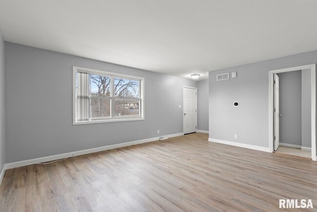 Building Photo - 2022 W Glen Ave