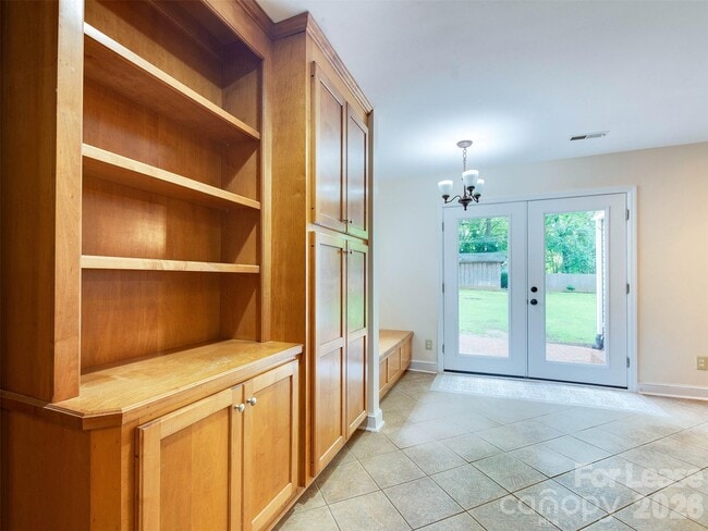 Building Photo - 2329 Kingsbury Dr