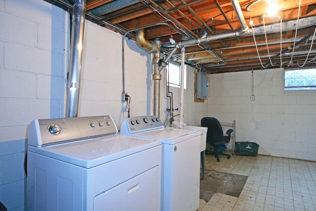 Building Photo - Spacious 3 bed, 2 bath rental in Bloomingt...