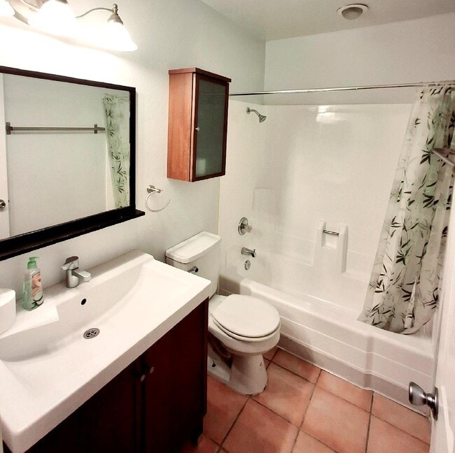 Building Photo - 1304 Camelot Dr