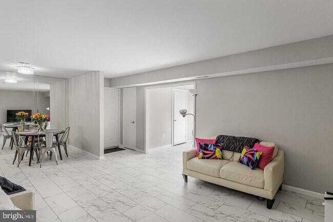Building Photo - 23A W Bluebell Ln