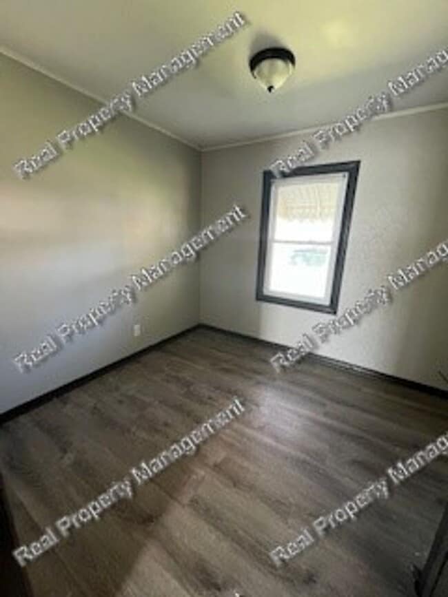 Building Photo - Three bedroom ranch in Hessville