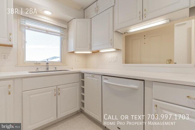 Building Photo - Arlington dulpex, top unit w/bacony overlo...