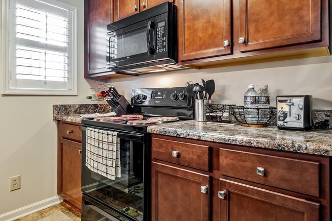 Building Photo - Furnished or Unfurnished Top Floor Condo