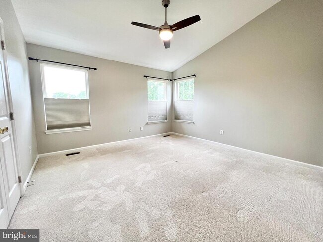 Building Photo - 6400 Warren Point Ct