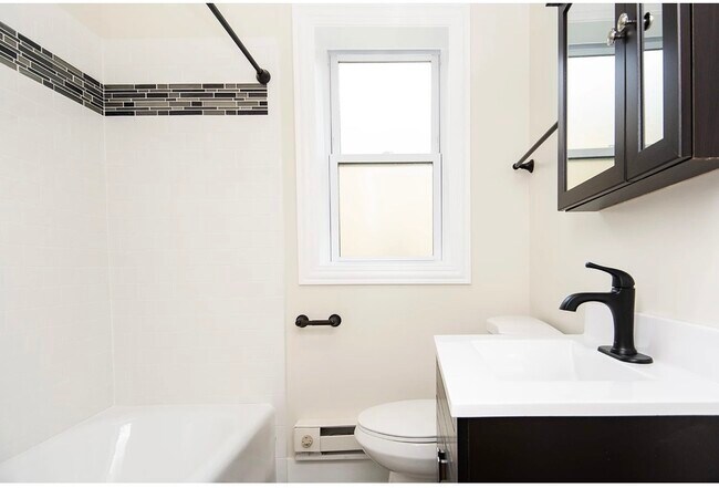 Building Photo - 3815 N Greenview Ave