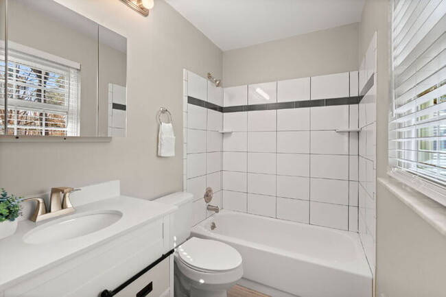 Building Photo - 2028 Wild Flower Ln