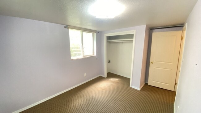 Building Photo - Cozy Farmhouse