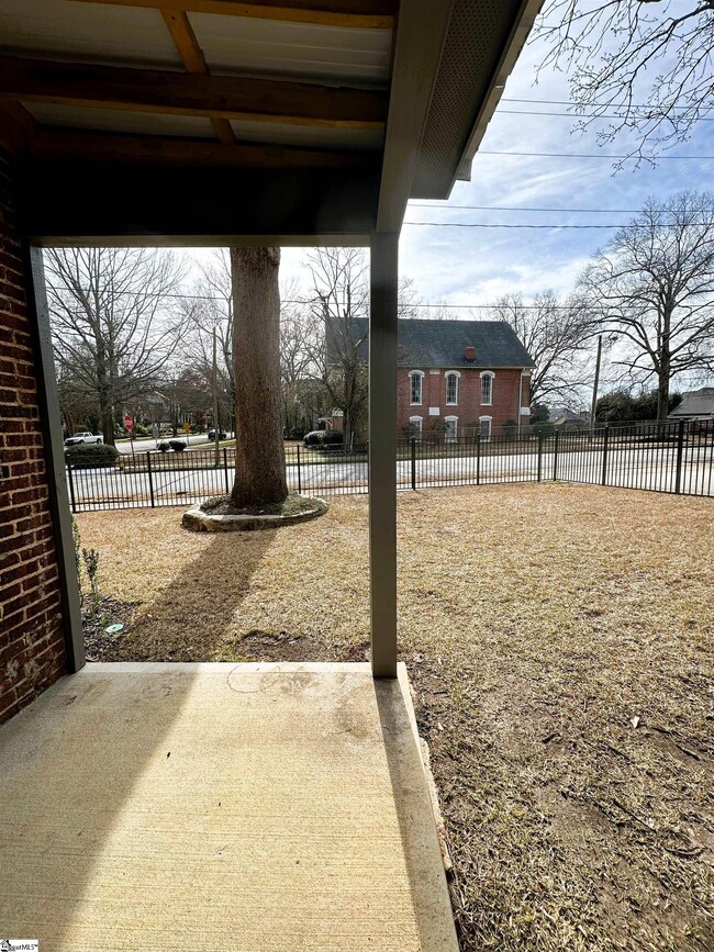 Building Photo - 501 Hampton Ave