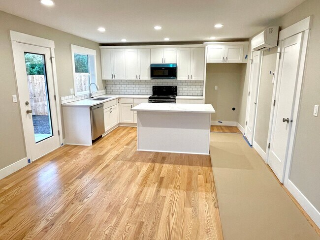 Building Photo - LASHJ02