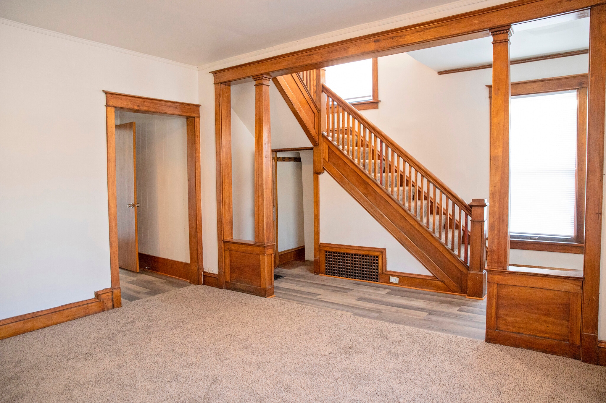 Building Photo - 609 5th Ave