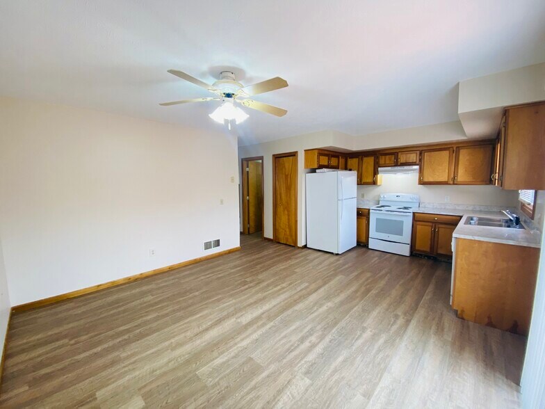 Building Photo - 7491 Shisler St NE