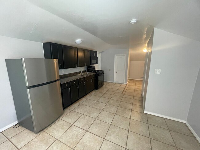 Building Photo - Fruit Ave - 911