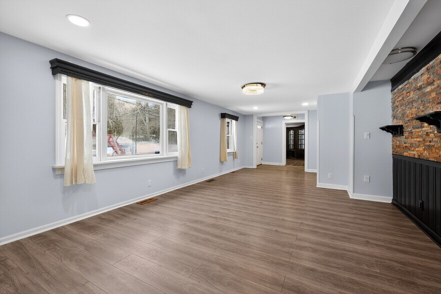 Building Photo - 615 Monroe Tpke