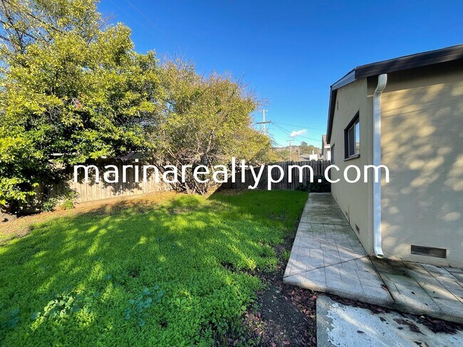 Building Photo - 4 Bedroom 2 Bath Single Family Home