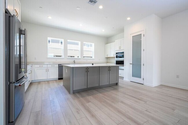 Building Photo - Modern 3-Bedroom 3.5-Bath Townhome with EV Charger, Smart Home Features, 2-Car Garage & Resort-St...