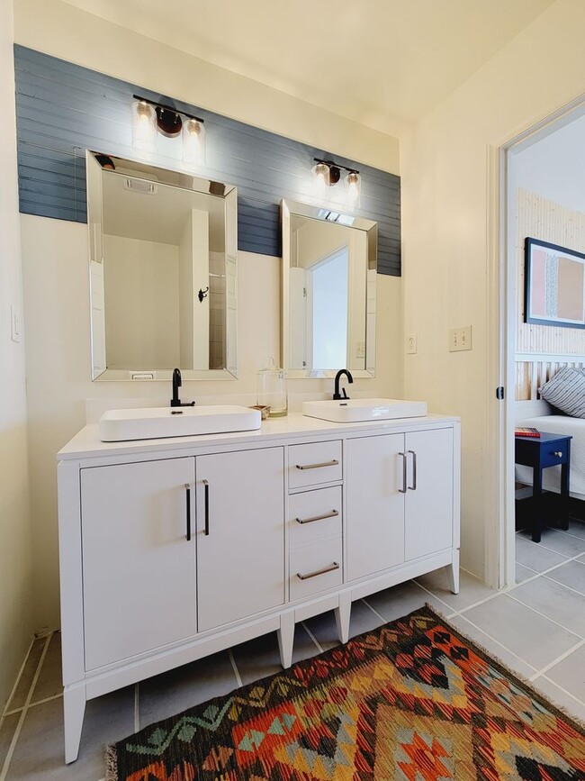 Building Photo - CAROLINA PLACE - Within minutes to Downtow...