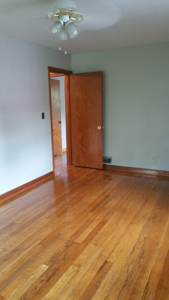 Building Photo - 110 S Oak St