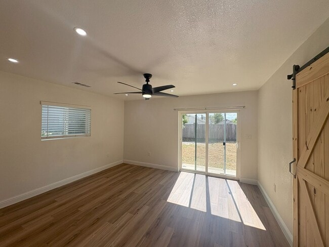Building Photo - Available NOW Recently Renovated 3BR/3BA Home with Modern Finishes & Spacious Backyard Near Downt...