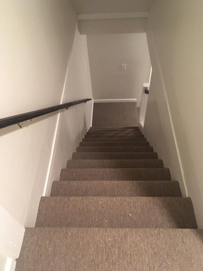 Building Photo - 245 Colonial Ave