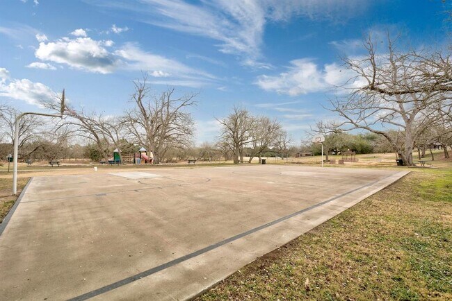 Building Photo - 11009 Pinehurst Dr
