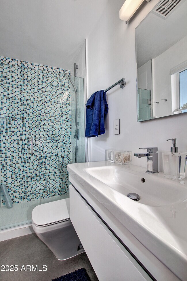 Building Photo - 7034 E Wilshire Dr